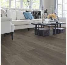 Wohnzimmer mit Sofa, Couchtisch und Laminatboden.