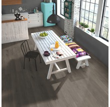 Heller Raum mit Esstisch, Sitzbank und grauem Bodenbelag