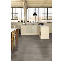 Heller Küchenraum mit grauem Bodenbelag und Küchenzeile