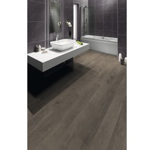 Modernes Badezimmer mit Holzoptik-Vinylboden, Badewanne und Waschbecken
