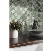 Küchenszene mit Mosaikfliesen in verschiedenen Grüntönen