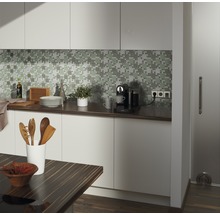 Küchenszene mit Mosaikfliesen, Küchenutensilien, Kaffeemaschine und Holztisch