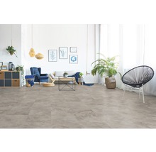 Helles Wohnzimmer mit Bodenbelag in Steinoptik, Sofa und Sessel