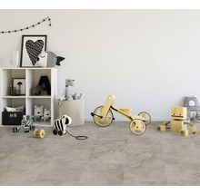 Kinderzimmer mit hellem Vinylboden, Spielzeugregal und Holzspielzeug