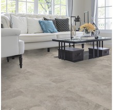 Wohnzimmer mit Bodenfliesen, Sofa und Couchtisch.