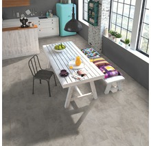 Heller Wohnraum mit Esstisch, Stuhl, Bank und großem Fenster für eine freundliche Atmosphäre.