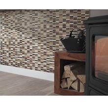 Wandgestaltung mit Mosaikfliesen neben einem Kaminofen mit Holz