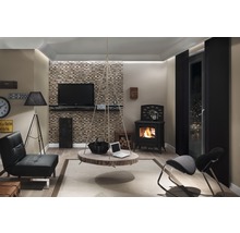 Wohnzimmer mit Kaminofen, Hängelampe aus Holz, Sessel und Fernseher