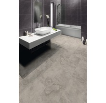 Modernes Badezimmer mit Badewanne, Waschbecken und grauen Fliesen.