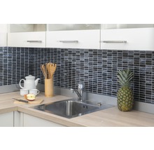 Küchenszene mit Spüle, Armatur, Fliesen und Küchenutensilien