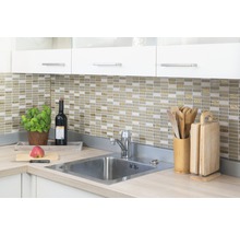 Küchenspüle mit Armatur, Mosaikfliesen und Küchenutensilien