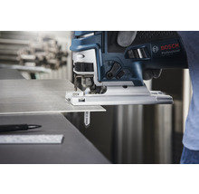 Bosch Stichsäge beim Schneiden eines Werkstücks