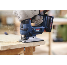 Bosch Stichsäge beim Schneiden von Holz