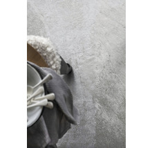 Graue Bodenfliesen im Innenbereich mit Geschirr