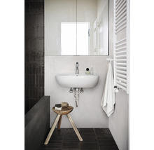 Badezimmer mit Waschbecken, Spiegel, Handtuchwärmer und Hocker