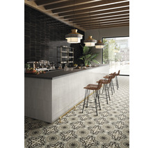 Einrichtung mit Fliesenboden in gemustertem Design, Bar mit Barhockern und Wandfliesen