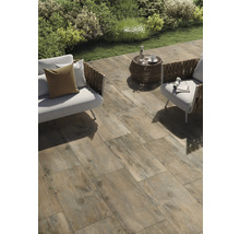 Terrasse mit Holzoptik Fliesen und Gartenmöbeln