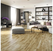 Heller Wohnraum mit Holzboden, Sofa und Bücherregal