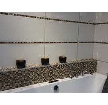 Modernes Badezimmer mit weißen Fliesen, Mosaikbordüre und Badewanne