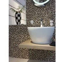 Badezimmer mit Mosaikfliesen, Waschtisch und Aufsatzwaschbecken