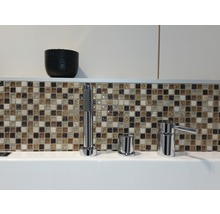 Badewannenarmatur mit Handbrause vor Mosaikfliesen