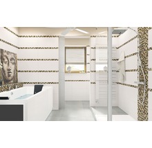 Helles Badezimmer mit Badewanne, Dusche und weißen Wandfliesen mit Dekorband