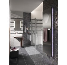 Helles Badezimmer mit Dusche, Waschbecken, Spiegel und Mosaikfliesen