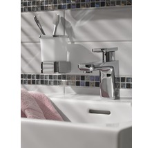 Waschtisch mit Armatur und Zahnputzbecherhalter im Badezimmer