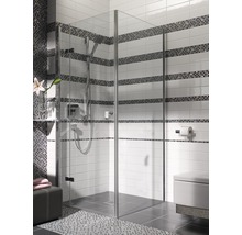 Badezimmer mit Duschkabine aus Glas, Toilette und Fliesen