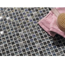 Mosaikfliesen aus Glas und Naturstein mit Handtuch und Bürste