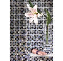 Mosaikfliesenwand mit Lilie in Vase und Kosmetikprodukt