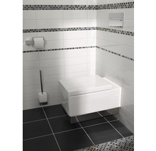 Modernes Badezimmer mit wandhängendem WC, Toilettenbürste und Papierhalter