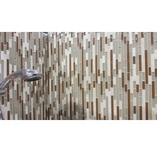 Mosaikwand mit Handbrause im Badezimmer