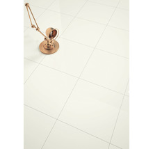 Heller Boden mit Bodenfliesen und Stehlampe