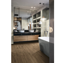 Badezimmer mit Waschtisch, Spiegel, Badewanne und Holzboden für eine helle und geräumige Atmosphäre