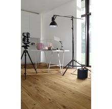 Fotostudio mit Stativ, Beleuchtung und Holzboden