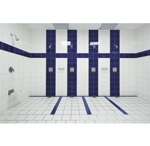 Gewerbliche Duschanlage mit mehreren Duschplätzen und Fliesen