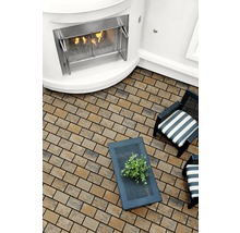 Terrasse mit Ziegelmuster, Kamin und Gartenmöbeln