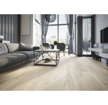 Heller Wohnraum mit Sofa, Tisch und Holzboden