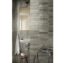 Modernes Badezimmer mit Waschbecken, Spiegel und grauen Fliesen