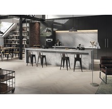 Heller Holzboden in Fischgrätmuster in einer Wohnküche mit Kücheninsel und Barhockern