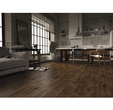 Wohnzimmer mit Holzboden, Sofa und Küchenbereich