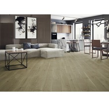 Wohnzimmer mit Holzboden und offenem Küchenbereich.