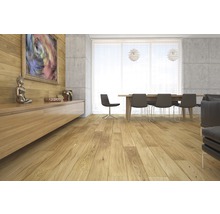 Heller Wohnraum mit Holzboden, Esstisch und Dekoration