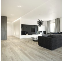 Helles Wohnzimmer mit Sofa, Fernseher und Holzboden