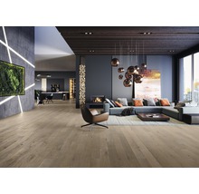 Wohnzimmer mit Parkettboden, Kamin und moderner Einrichtung