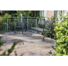 Terrasse mit Gartenmöbeln und Pflastersteinen