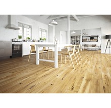 Heller Wohnraum mit Holzboden, Esstisch und Stühlen