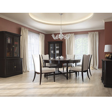 Klassisches Esszimmer mit Esstisch, Stühlen, Vitrinenschrank und Vorhängen