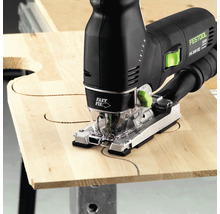 Festool Stichsäge beim Sägen von Holz